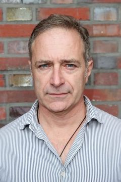Tom Gilroy interpreta Lawrence