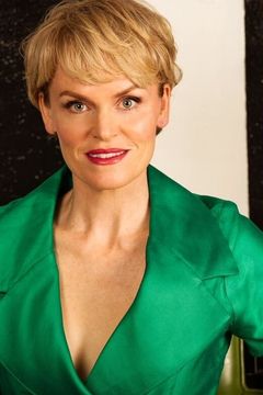 Stephnie Weir interpreta Debbie