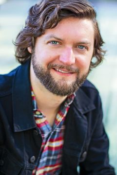 Sean Skerry interpreta Mark Vicente