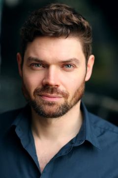 Gabriel Bisset-Smith interpreta Reg Starter