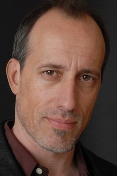 Alex Fernandez interpreta Bill Rice