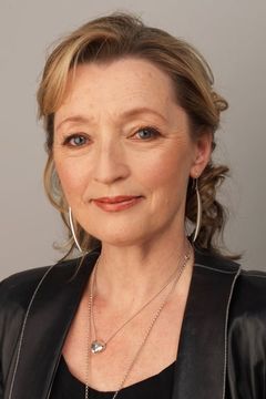 Lesley Manville interpreta Cyril Woodcock