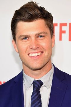 Colin Jost interpreta Senator Cook