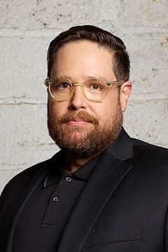 Zak Orth interpreta Deputy Abel Martinson