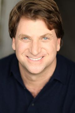 Michael Arata interpreta Reporter