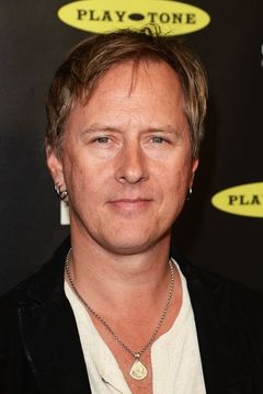 Jerry Cantrell interpreta Himself - Alice In Chains (uncredited)