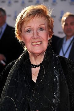 Marni Nixon interpreta Grandmother Fa (singing voice)