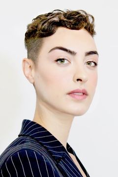 Natalie Liconti interpreta Young Girl with Piercing