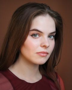 Grace Vukovic interpreta Tara