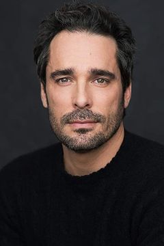 Simon Alain interpreta Dinner Party Guest