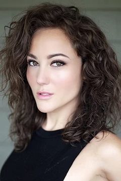 Lauren C. Mayhew interpreta Robin Childers