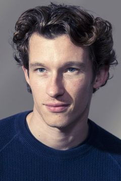 Callum Turner interpreta Gregory
