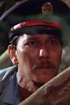 Philip Gordon interpreta Mercenary (uncredited)
