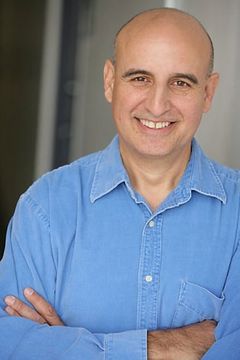 Ruben Pla interpreta Officer Rubin