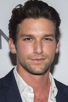 Daren Kagasoff interpreta Trevor