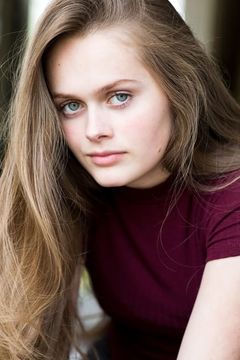 Hannah Nordberg interpreta Merry (12 years old)