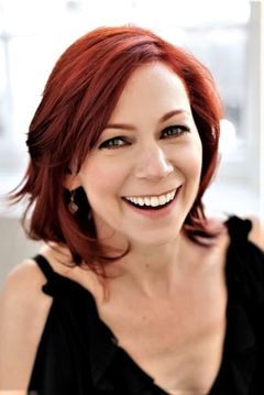 Carrie Preston interpreta Compliance Officer Abby