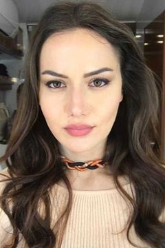 Fahriye Evcen interpreta Zeynep