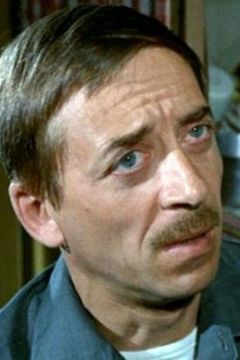 Marius Laurey interpreta Inspector Teissère