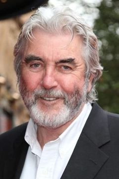 John Alderton interpreta John Clarke