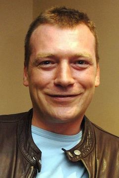 Colin Buchanan interpreta Ellison
