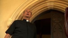Simon Roberts interpreta Paul