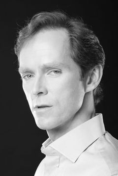 Charles Askegard interpreta Ballet Instructor #2