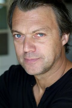Éric Viellard interpreta Édouard Descalis