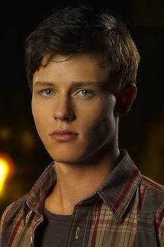 Nick Eversman interpreta Toby Tucker