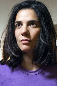 Clara Furey interpreta Inez