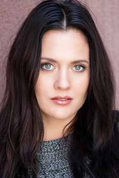 Olivia May interpreta Sexy Club Goer (uncredited)