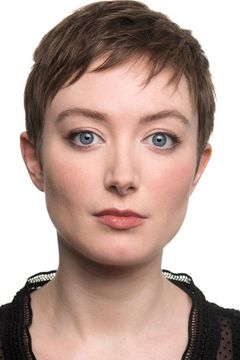 Doireann May White interpreta Ava