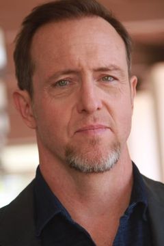 Cooper Thornton interpreta Sarah's Dad