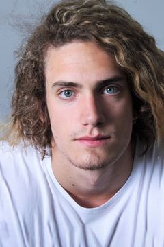 Joshua Daniel Eady interpreta Boy Cheerleader 1