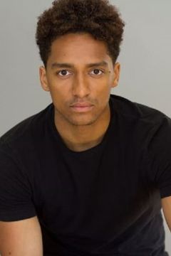 Alex Sawyer interpreta Alfie Lewis