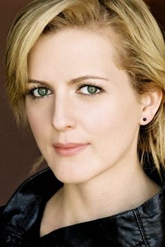 Evelyn Edwards interpreta Reporter