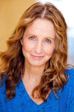 Gwen Holloway interpreta Female Delivery Room Nurse