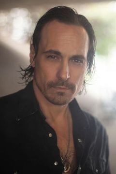 Daniel Buran interpreta Captain Jack