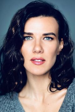 Natalie Burn interpreta Elianna