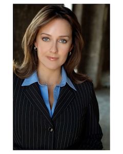Heather Morgan Leigh interpreta Flight Attendant