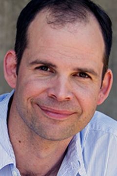 Rex Young interpreta Officer Skadden