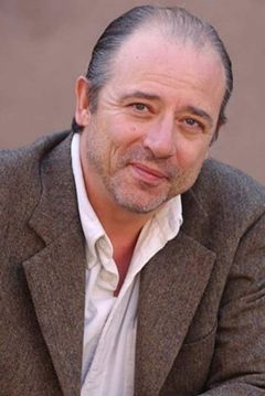 Mattia Sbragia interpreta Ministro Luigi Cusano