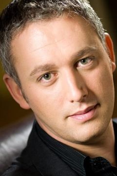 Ian Farthing interpreta Foreign Newcaster