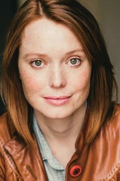Samantha Sloyan interpreta Miss Rohrbacher