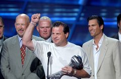Mike Eruzione interpreta Club Guest
