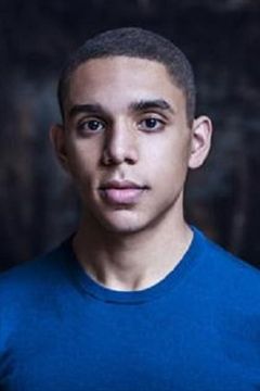 Aaron Hale interpreta Junior Spencer