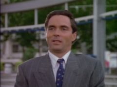 Michael Ryan interpreta Tom Rogan