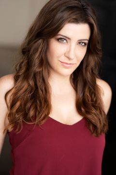 Kristen Clement interpreta Party Girl (uncredited)