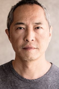 Ken Leung interpreta Topher Zia