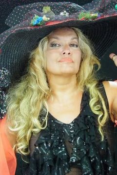 Gabriella Di Luzio interpreta cantante